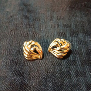 Gold toned shell shape vintage earrings for pierced ears